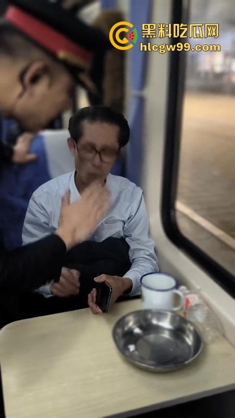 上海到东北的火车上演现实版权力秀，大叔仗着儿子是公安，嚣张跋扈，大姐当场怒怼公安就能无法无天？  第5张