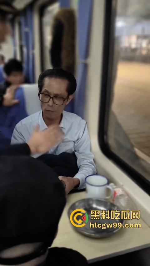 上海到东北的火车上演现实版权力秀，大叔仗着儿子是公安，嚣张跋扈，大姐当场怒怼公安就能无法无天？  第9张