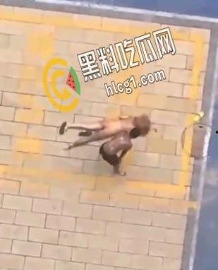 实拍社会青年暴虐女友 看女孩纹身也是个精神小妹 这是多大仇打成这样 头发都被扯掉了 第1张 实拍社会青年暴虐女友 看女孩纹身也是个精神小妹 这是多大仇打成这样 头发都被扯掉了 第1张