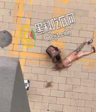 实拍社会青年暴虐女友 看女孩纹身也是个精神小妹 这是多大仇打成这样 头发都被扯掉了 第2张 实拍社会青年暴虐女友 看女孩纹身也是个精神小妹 这是多大仇打成这样 头发都被扯掉了 第2张