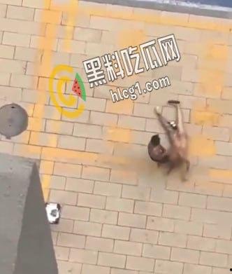 实拍社会青年暴虐女友 看女孩纹身也是个精神小妹 这是多大仇打成这样 头发都被扯掉了 第4张 实拍社会青年暴虐女友 看女孩纹身也是个精神小妹 这是多大仇打成这样 头发都被扯掉了 第4张