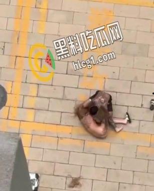 实拍社会青年暴虐女友 看女孩纹身也是个精神小妹 这是多大仇打成这样 头发都被扯掉了 第6张 实拍社会青年暴虐女友 看女孩纹身也是个精神小妹 这是多大仇打成这样 头发都被扯掉了 第6张