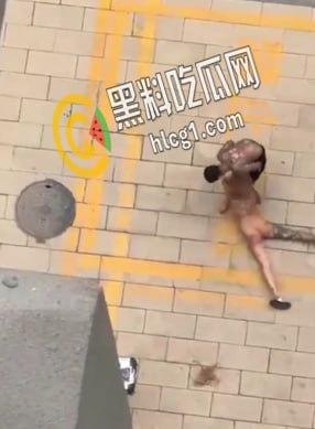 实拍社会青年暴虐女友 看女孩纹身也是个精神小妹 这是多大仇打成这样 头发都被扯掉了 第8张 实拍社会青年暴虐女友 看女孩纹身也是个精神小妹 这是多大仇打成这样 头发都被扯掉了 第8张