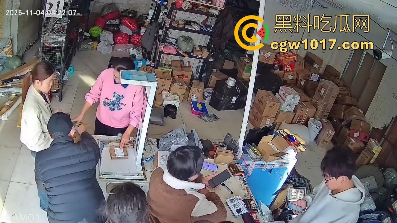 菜鸟驿站遭发疯女上门滋事,怒砸打骂,现场发疯耍赖,警察上门及时带走,经济下行妖魔鬼怪都出来了! 第1张 菜鸟驿站遭发疯女上门滋事,怒砸打骂,现场发疯耍赖,警察上门及时带走,经济下行妖魔鬼怪都出来了! 第1张