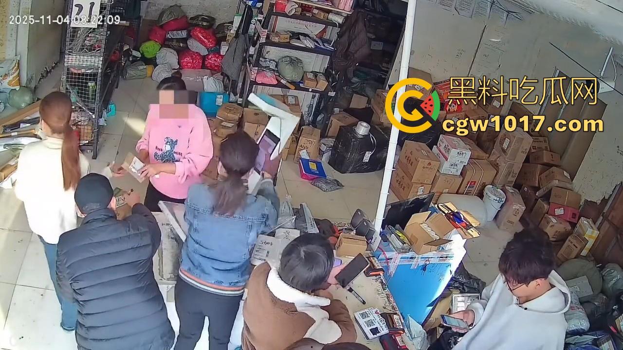 菜鸟驿站遭发疯女上门滋事,怒砸打骂,现场发疯耍赖,警察上门及时带走,经济下行妖魔鬼怪都出来了! 第2张 菜鸟驿站遭发疯女上门滋事,怒砸打骂,现场发疯耍赖,警察上门及时带走,经济下行妖魔鬼怪都出来了! 第2张