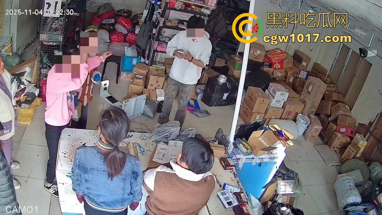 菜鸟驿站遭发疯女上门滋事,怒砸打骂,现场发疯耍赖,警察上门及时带走,经济下行妖魔鬼怪都出来了! 第3张 菜鸟驿站遭发疯女上门滋事,怒砸打骂,现场发疯耍赖,警察上门及时带走,经济下行妖魔鬼怪都出来了! 第3张