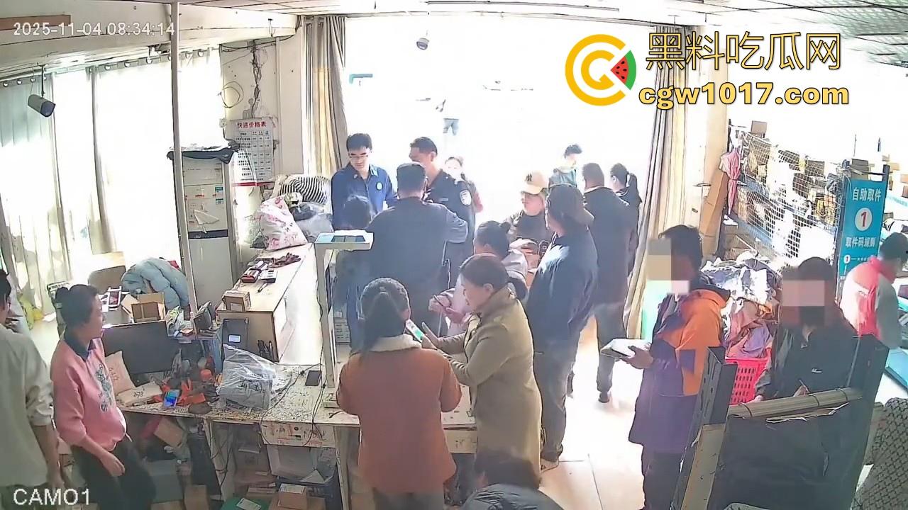 菜鸟驿站遭发疯女上门滋事,怒砸打骂,现场发疯耍赖,警察上门及时带走,经济下行妖魔鬼怪都出来了! 第6张 菜鸟驿站遭发疯女上门滋事,怒砸打骂,现场发疯耍赖,警察上门及时带走,经济下行妖魔鬼怪都出来了! 第6张