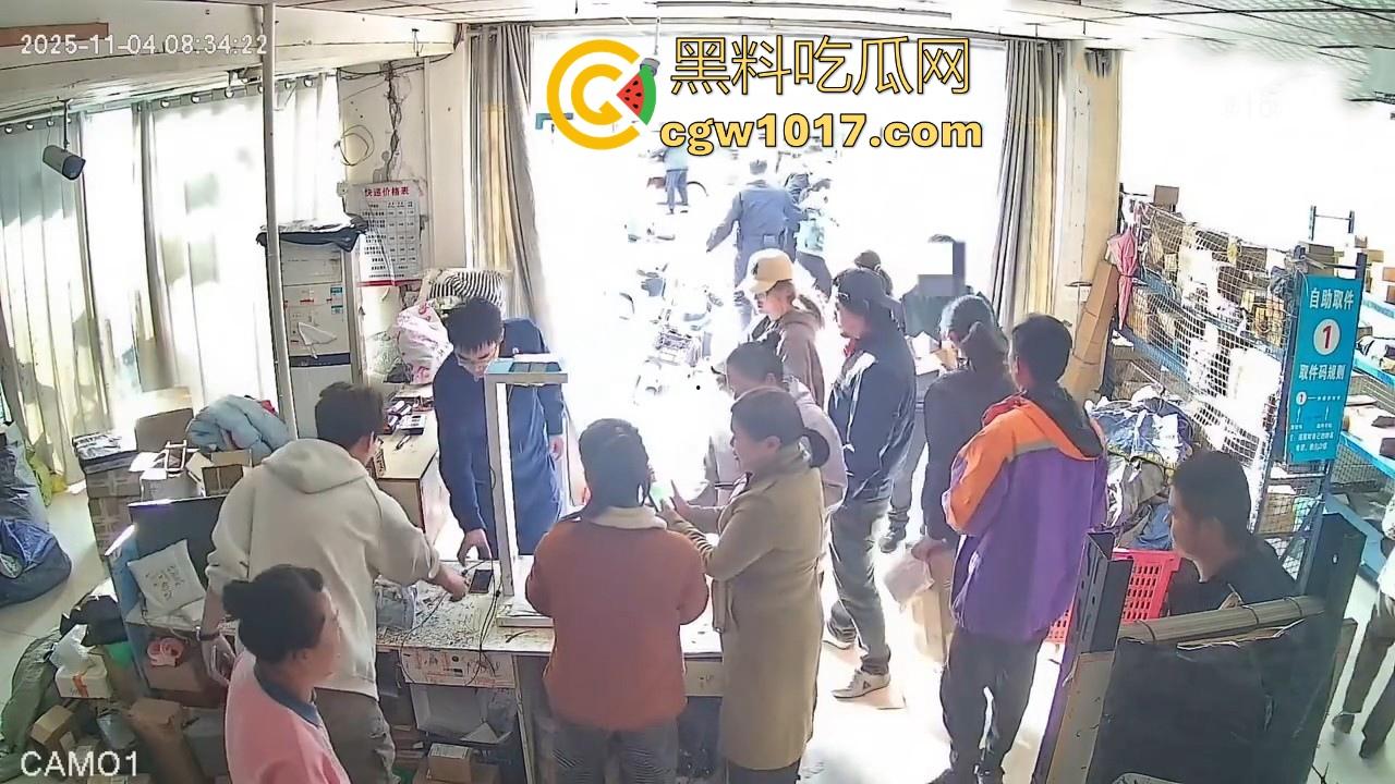 菜鸟驿站遭发疯女上门滋事,怒砸打骂,现场发疯耍赖,警察上门及时带走,经济下行妖魔鬼怪都出来了! 第7张 菜鸟驿站遭发疯女上门滋事,怒砸打骂,现场发疯耍赖,警察上门及时带走,经济下行妖魔鬼怪都出来了! 第7张