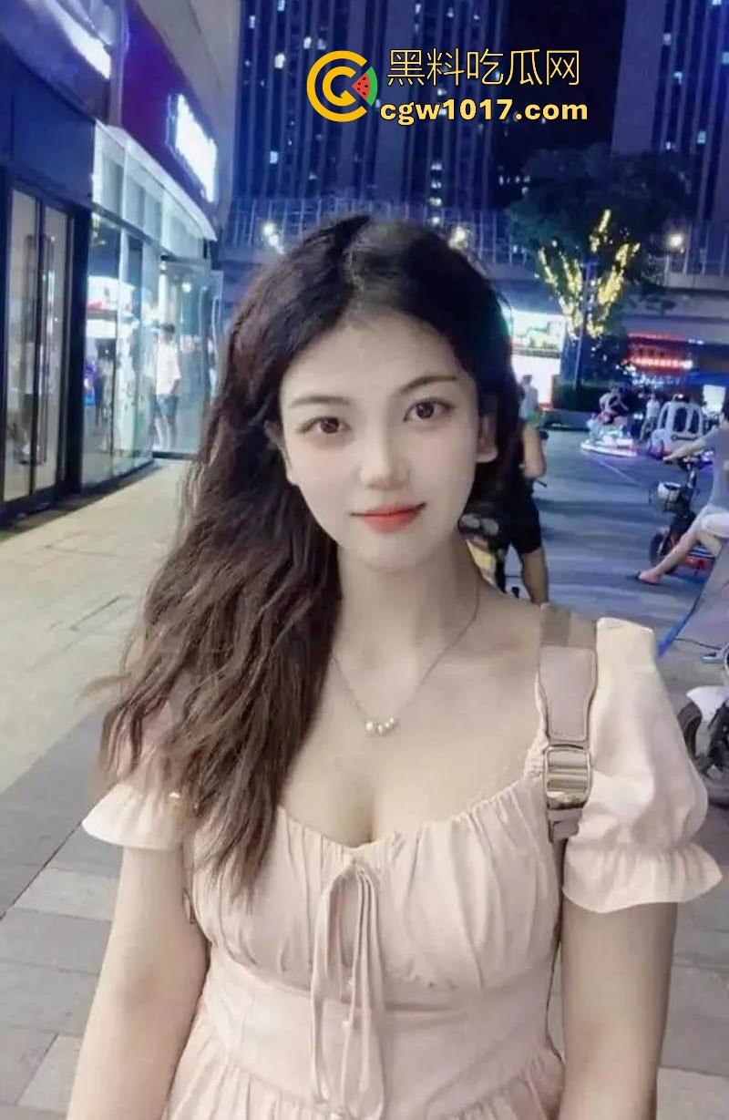 常州反差少妇【魏语岚】顶级反差婊，爱舔舐大鸡巴淫荡骚逼，各种露脸口交舌头极其灵活，口交技术堪比站街女！  第1张