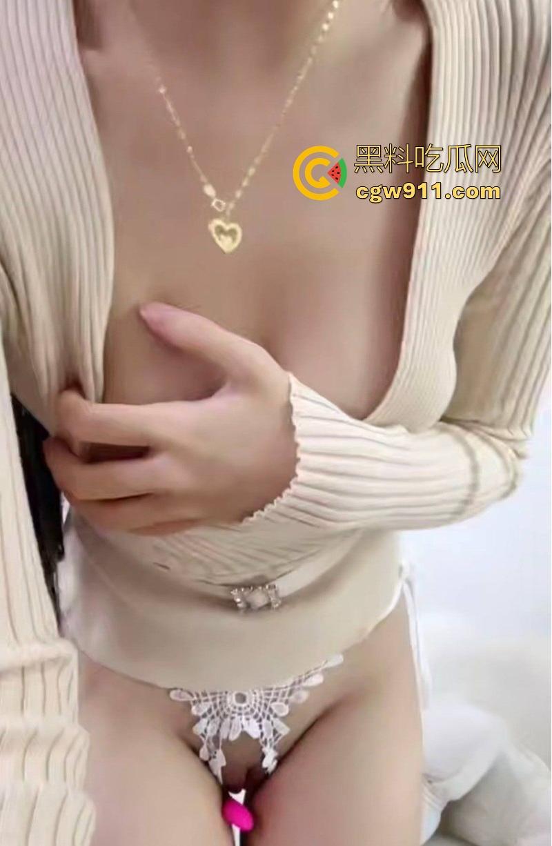 高颜值反差嫩妹【ovo曼曼】化身欲女点燃屏幕，纤手揉捏美乳，扭腰晃臀边跳边脱，每一帧都勾魂摄魄！  第5张