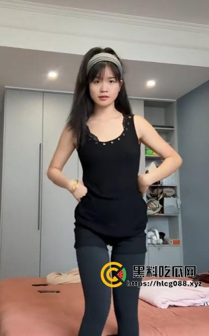 抖音200万粉网红【郭咩咩】直播割腕血喷三丈，菜刀剁手腕吓傻舔狗，甜妹秒变疯批杀人魔！  第4张