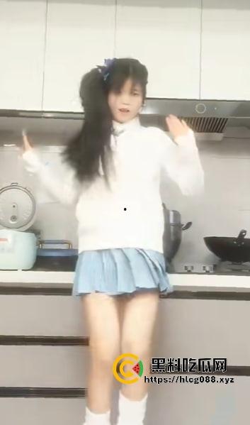 抖音200万粉网红【郭咩咩】直播割腕血喷三丈，菜刀剁手腕吓傻舔狗，甜妹秒变疯批杀人魔！  第6张