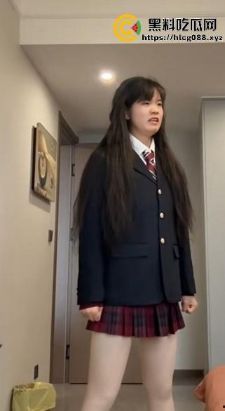 抖音200万粉网红【郭咩咩】直播割腕血喷三丈，菜刀剁手腕吓傻舔狗，甜妹秒变疯批杀人魔！  第7张