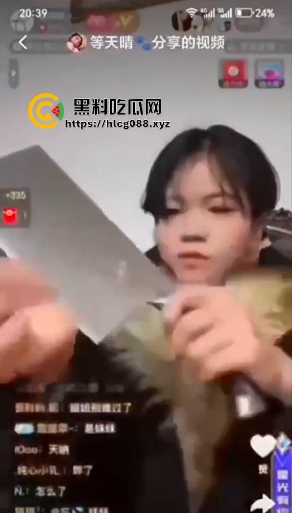 抖音200万粉网红【郭咩咩】直播割腕血喷三丈，菜刀剁手腕吓傻舔狗，甜妹秒变疯批杀人魔！  第9张