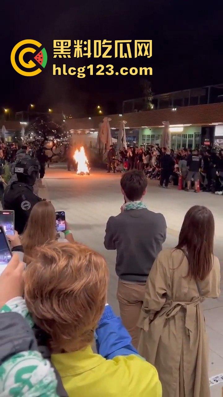 西班牙会展惊现火男！大玩行为艺术竟欲火焚身，警察都以为是极端分子！  第2张