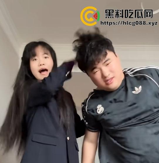 抖音200万粉网红【郭咩咩】直播割腕血喷三丈，菜刀剁手腕吓傻舔狗，甜妹秒变疯批杀人魔！  第11张