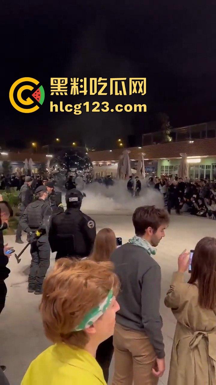 西班牙会展惊现火男！大玩行为艺术竟欲火焚身，警察都以为是极端分子！  第4张