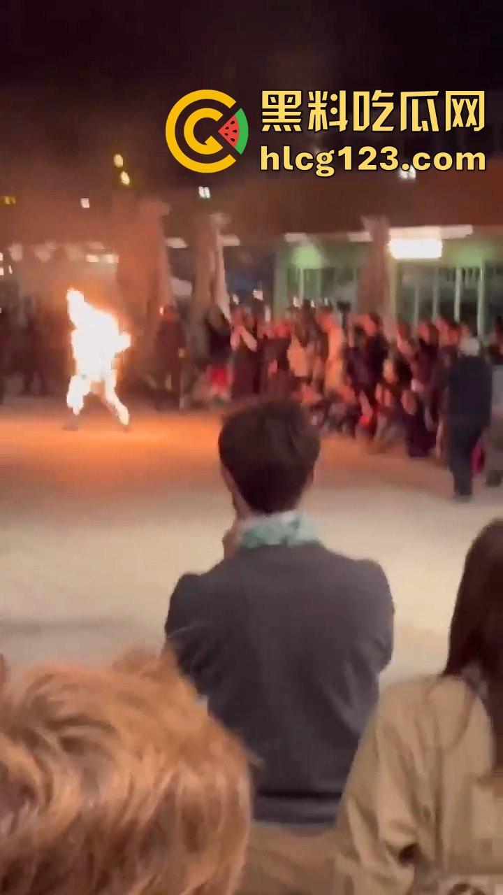 西班牙会展惊现火男！大玩行为艺术竟欲火焚身，警察都以为是极端分子！  第5张