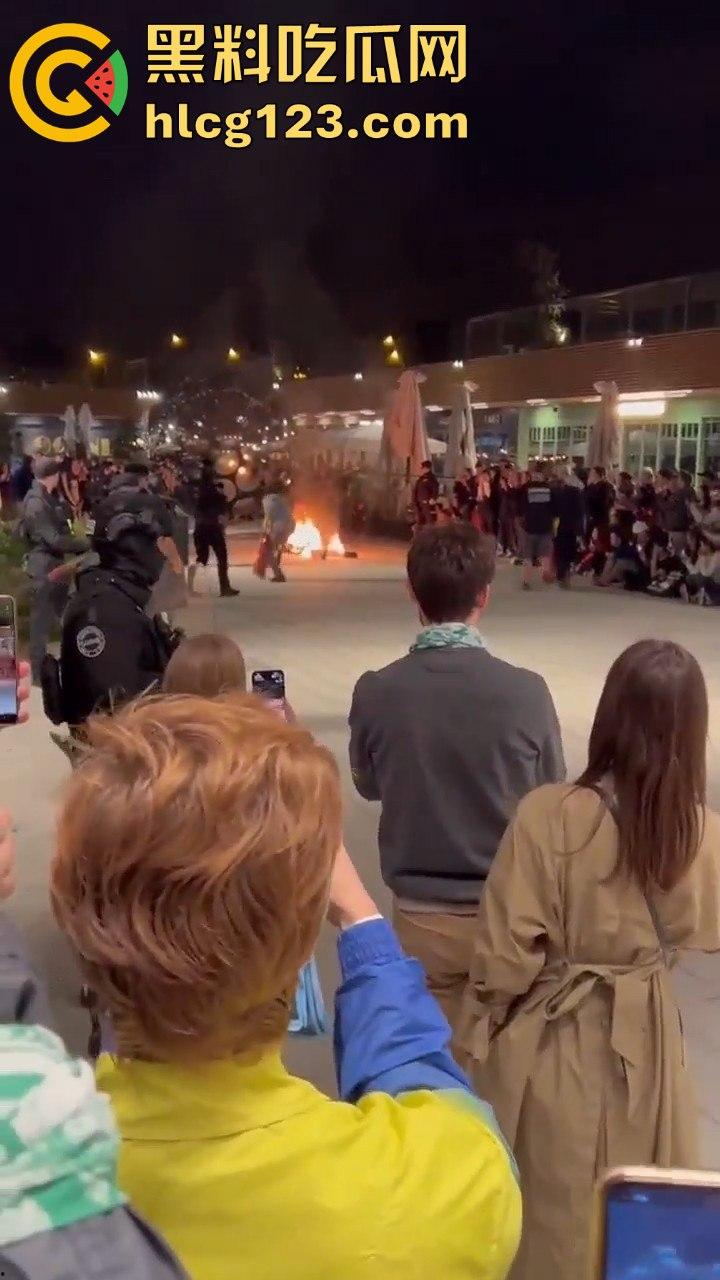 西班牙会展惊现火男！大玩行为艺术竟欲火焚身，警察都以为是极端分子！  第10张