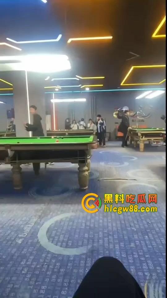 现在10后小学生都卷成这样了?嘴叼利群打台球还带妹,烟一口杆一打,童年直接过成社会大哥! 第1张 现在10后小学生都卷成这样了?嘴叼利群打台球还带妹,烟一口杆一打,童年直接过成社会大哥! 第1张