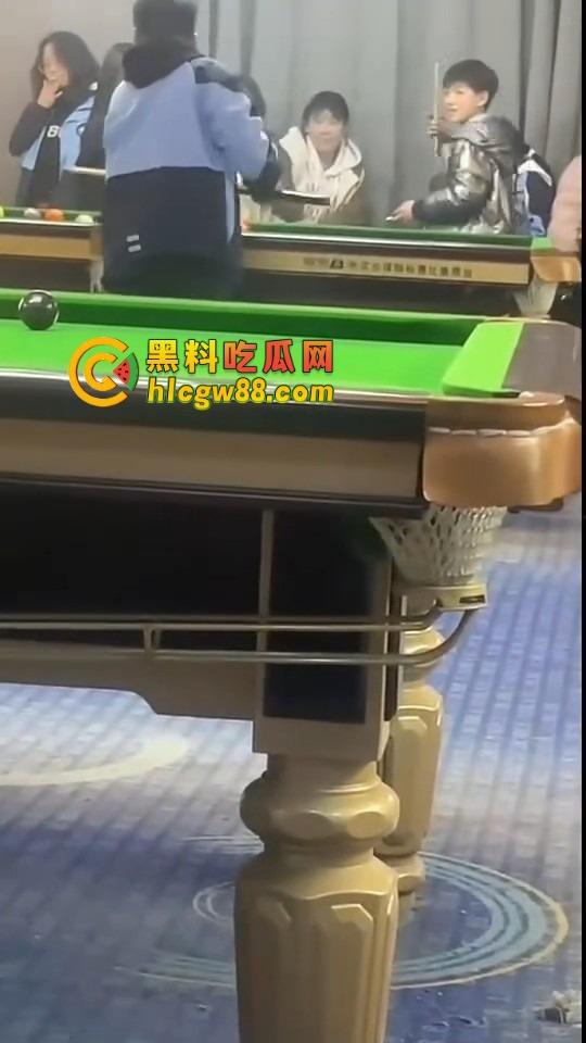 现在10后小学生都卷成这样了?嘴叼利群打台球还带妹,烟一口杆一打,童年直接过成社会大哥! 第3张 现在10后小学生都卷成这样了?嘴叼利群打台球还带妹,烟一口杆一打,童年直接过成社会大哥! 第3张