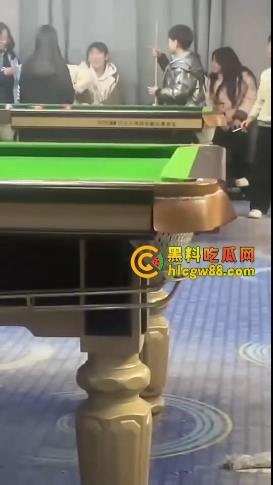 现在10后小学生都卷成这样了?嘴叼利群打台球还带妹,烟一口杆一打,童年直接过成社会大哥! 第4张 现在10后小学生都卷成这样了?嘴叼利群打台球还带妹,烟一口杆一打,童年直接过成社会大哥! 第4张