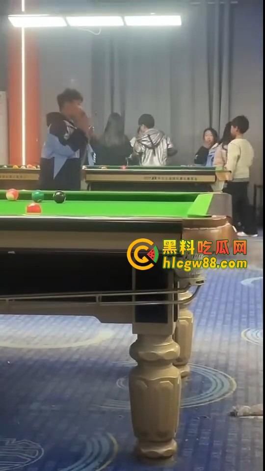 现在10后小学生都卷成这样了?嘴叼利群打台球还带妹,烟一口杆一打,童年直接过成社会大哥! 第5张 现在10后小学生都卷成这样了?嘴叼利群打台球还带妹,烟一口杆一打,童年直接过成社会大哥! 第5张