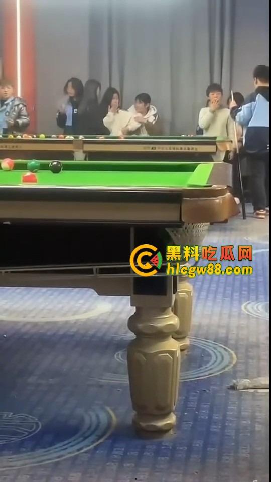 现在10后小学生都卷成这样了?嘴叼利群打台球还带妹,烟一口杆一打,童年直接过成社会大哥! 第6张 现在10后小学生都卷成这样了?嘴叼利群打台球还带妹,烟一口杆一打,童年直接过成社会大哥! 第6张