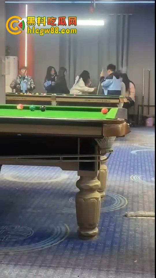 现在10后小学生都卷成这样了?嘴叼利群打台球还带妹,烟一口杆一打,童年直接过成社会大哥! 第7张 现在10后小学生都卷成这样了?嘴叼利群打台球还带妹,烟一口杆一打,童年直接过成社会大哥! 第7张