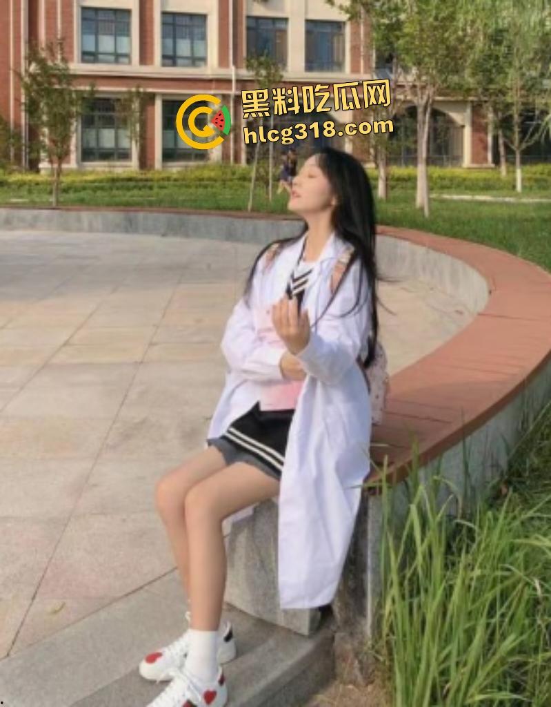 齐鲁医药学院大三张佳薇反差骚鸡！乖女床上被男友扣逼猛操，大鸡巴塞满爽翻！  第1张