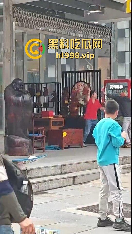 一瓶水引发的血案！重庆男子街头持刀砍人，众人围观腿软，警方还原真相让人唏嘘！  第11张