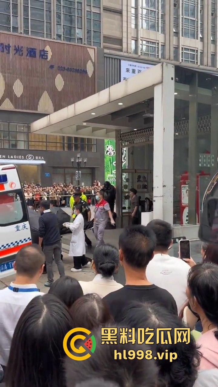 一瓶水引发的血案！重庆男子街头持刀砍人，众人围观腿软，警方还原真相让人唏嘘！  第12张