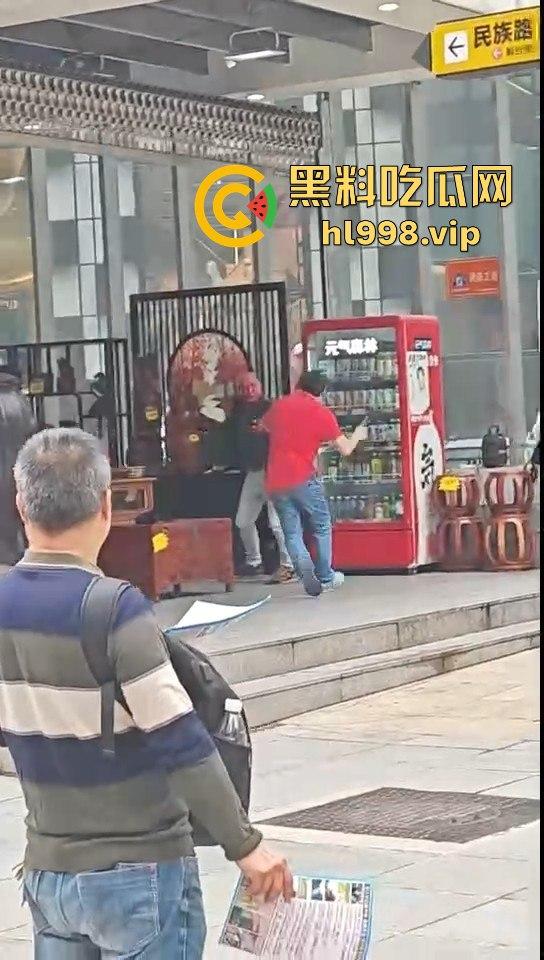 一瓶水引发的血案！重庆男子街头持刀砍人，众人围观腿软，警方还原真相让人唏嘘！  第13张