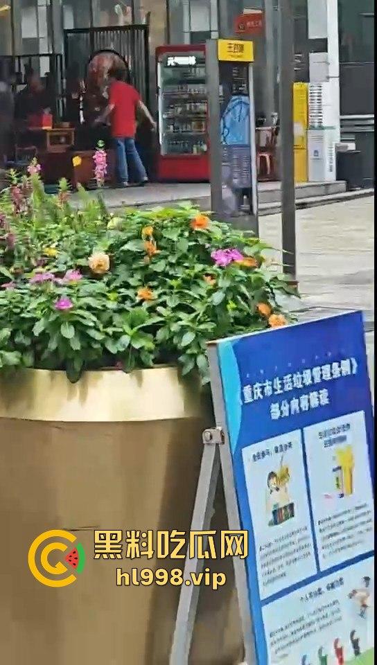 一瓶水引发的血案！重庆男子街头持刀砍人，众人围观腿软，警方还原真相让人唏嘘！  第14张