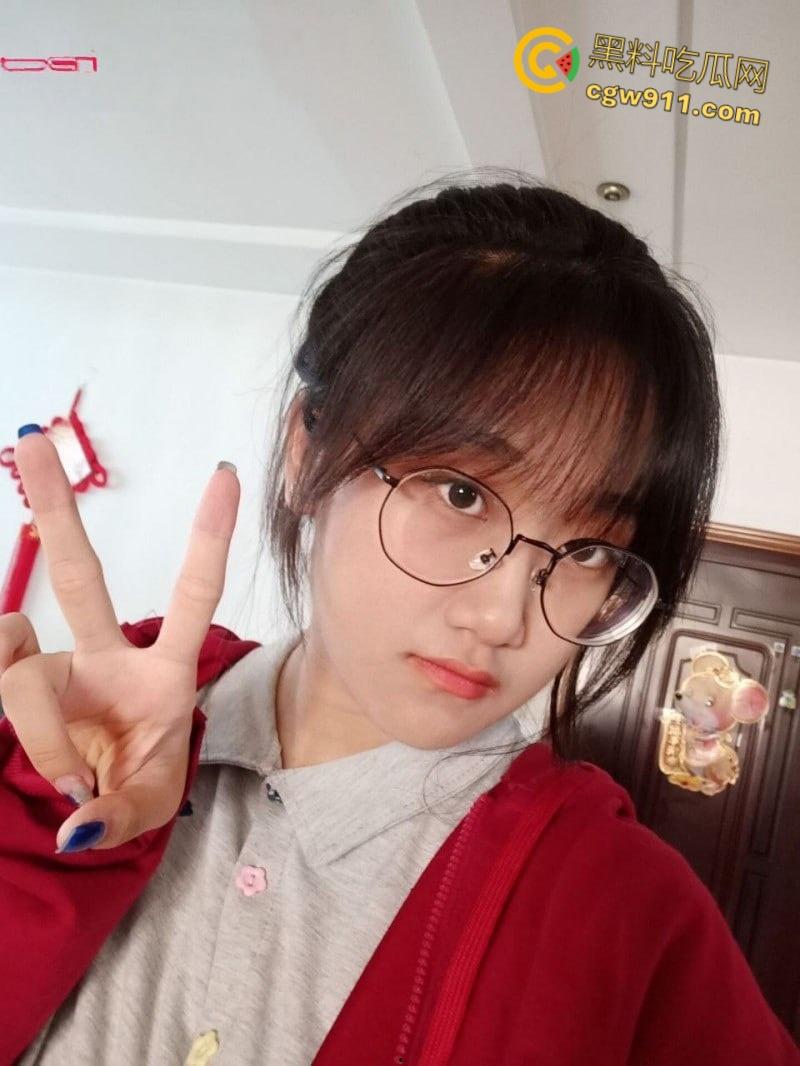 山东科技大学【朱玲慧】， 不雅视频被前男友曝光，清纯校花沦为索精母犬，狗链栓脖狂吞主人生殖器！  第1张