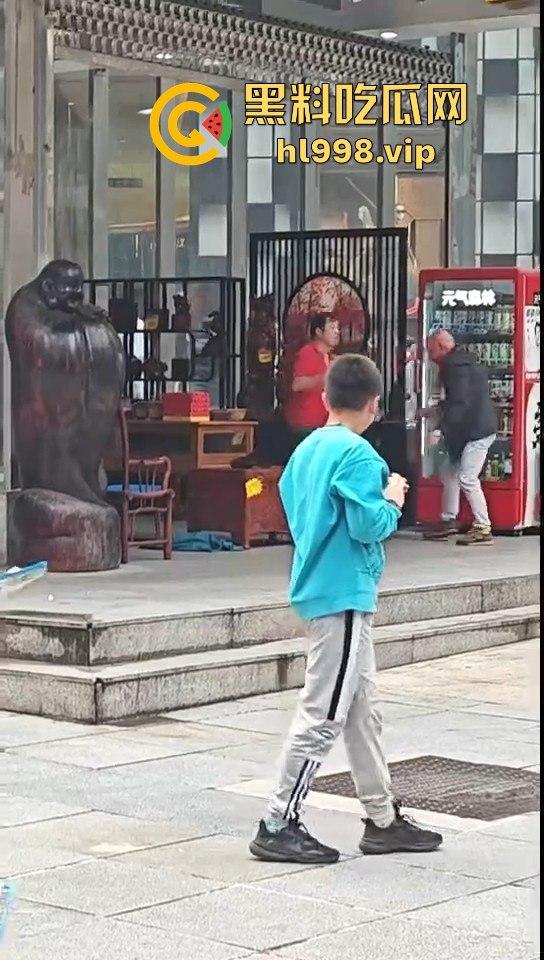 一瓶水引发的血案！重庆男子街头持刀砍人，众人围观腿软，警方还原真相让人唏嘘！  第15张