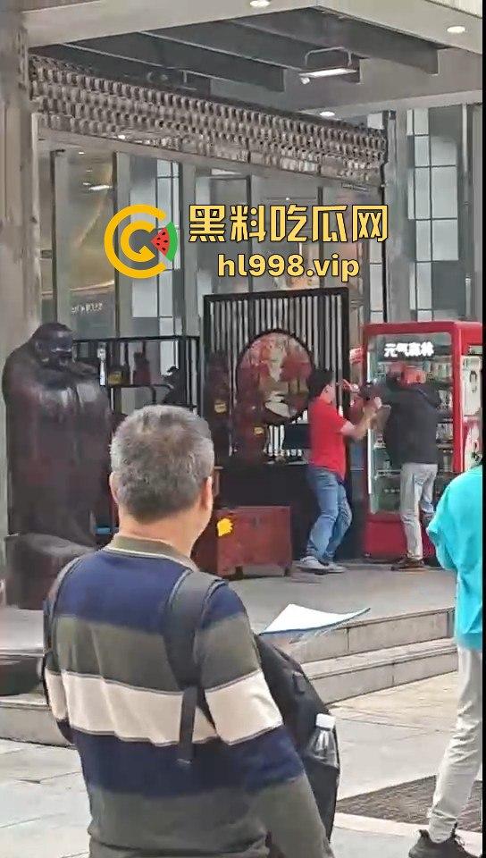 一瓶水引发的血案！重庆男子街头持刀砍人，众人围观腿软，警方还原真相让人唏嘘！  第18张