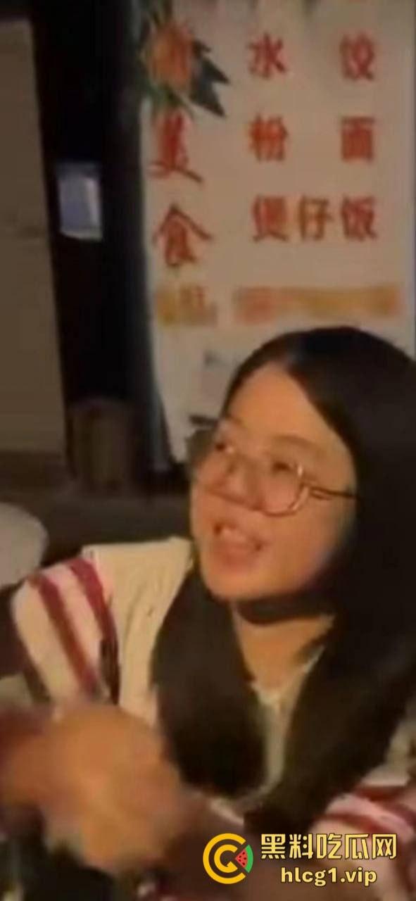 哥们贴脸拍有点过分了哈！鹤山女司机把人撞了 警察来了还追着人打！  第1张