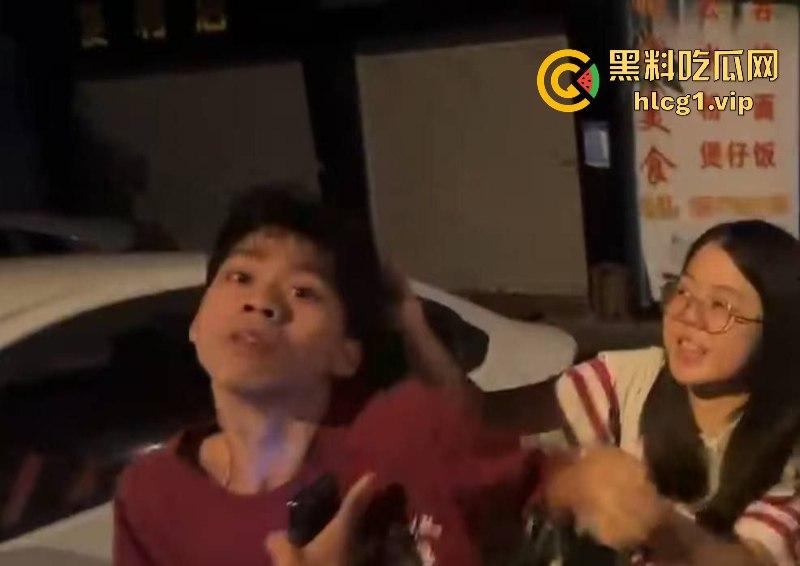 哥们贴脸拍有点过分了哈！鹤山女司机把人撞了 警察来了还追着人打！  第2张