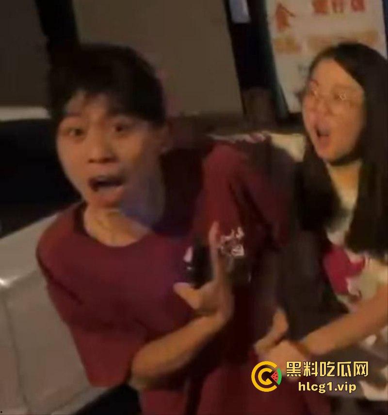 哥们贴脸拍有点过分了哈！鹤山女司机把人撞了 警察来了还追着人打！  第3张