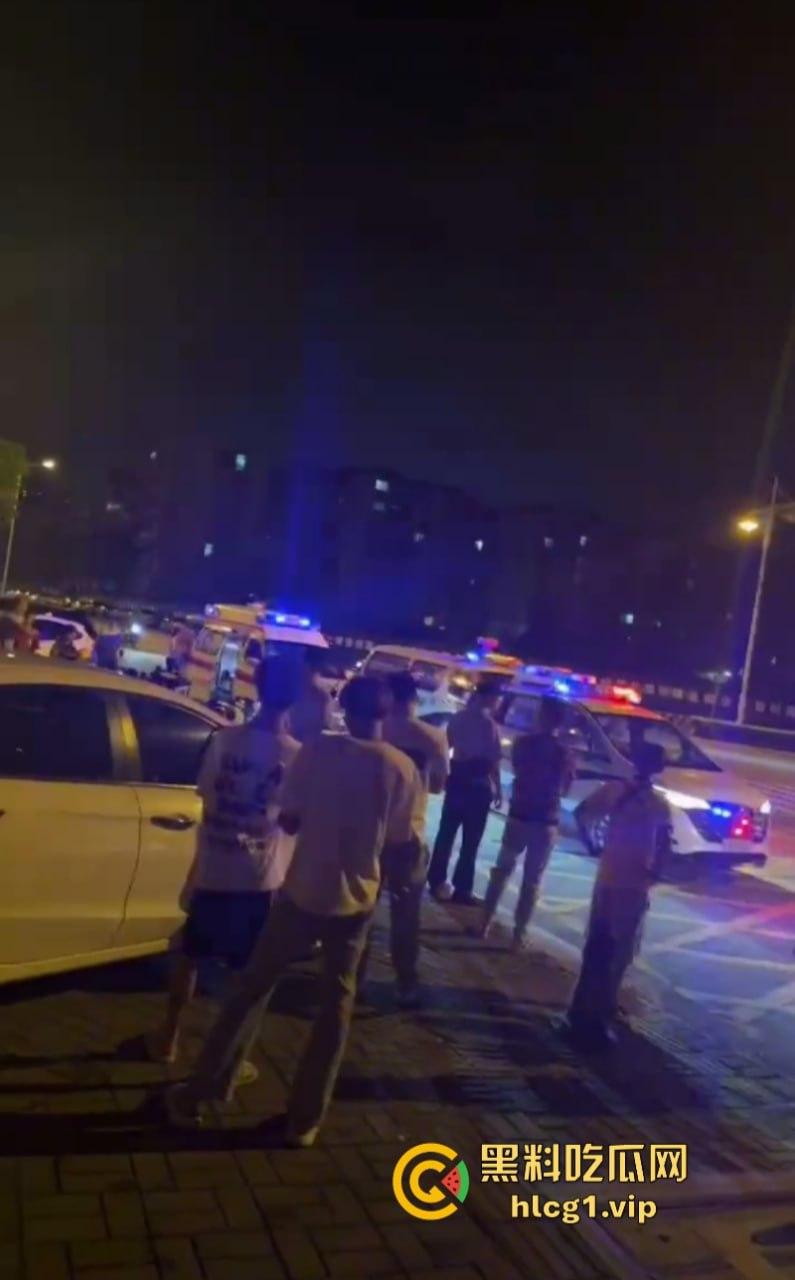 哥们贴脸拍有点过分了哈！鹤山女司机把人撞了 警察来了还追着人打！  第4张