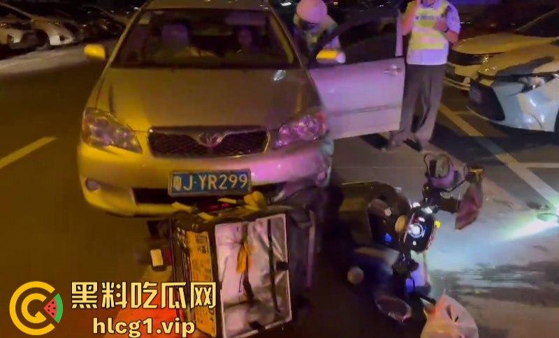 哥们贴脸拍有点过分了哈！鹤山女司机把人撞了 警察来了还追着人打！  第6张