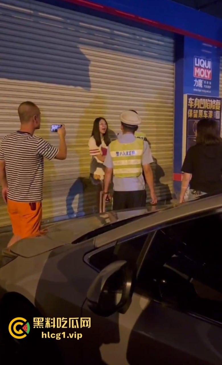 哥们贴脸拍有点过分了哈！鹤山女司机把人撞了 警察来了还追着人打！  第7张