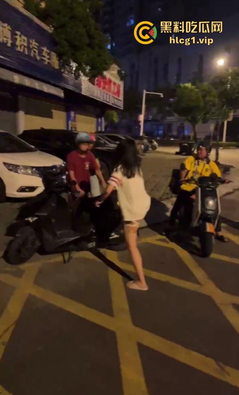 哥们贴脸拍有点过分了哈！鹤山女司机把人撞了 警察来了还追着人打！  第8张