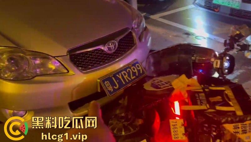 哥们贴脸拍有点过分了哈！鹤山女司机把人撞了 警察来了还追着人打！  第9张