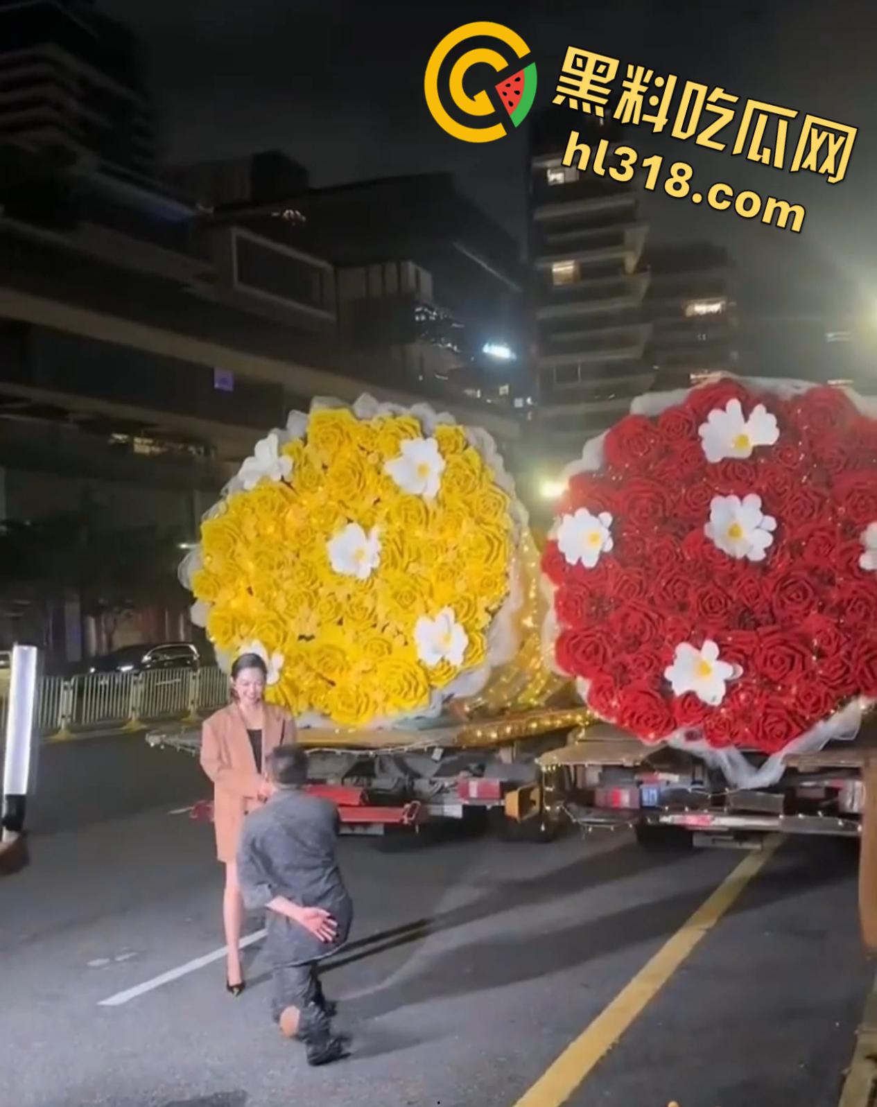 深圳南山区苑南路，老牛吃嫩草求婚现场，送俩束超大鲜花，多大的屋子才能搁下这两个大玩意儿 !  第4张