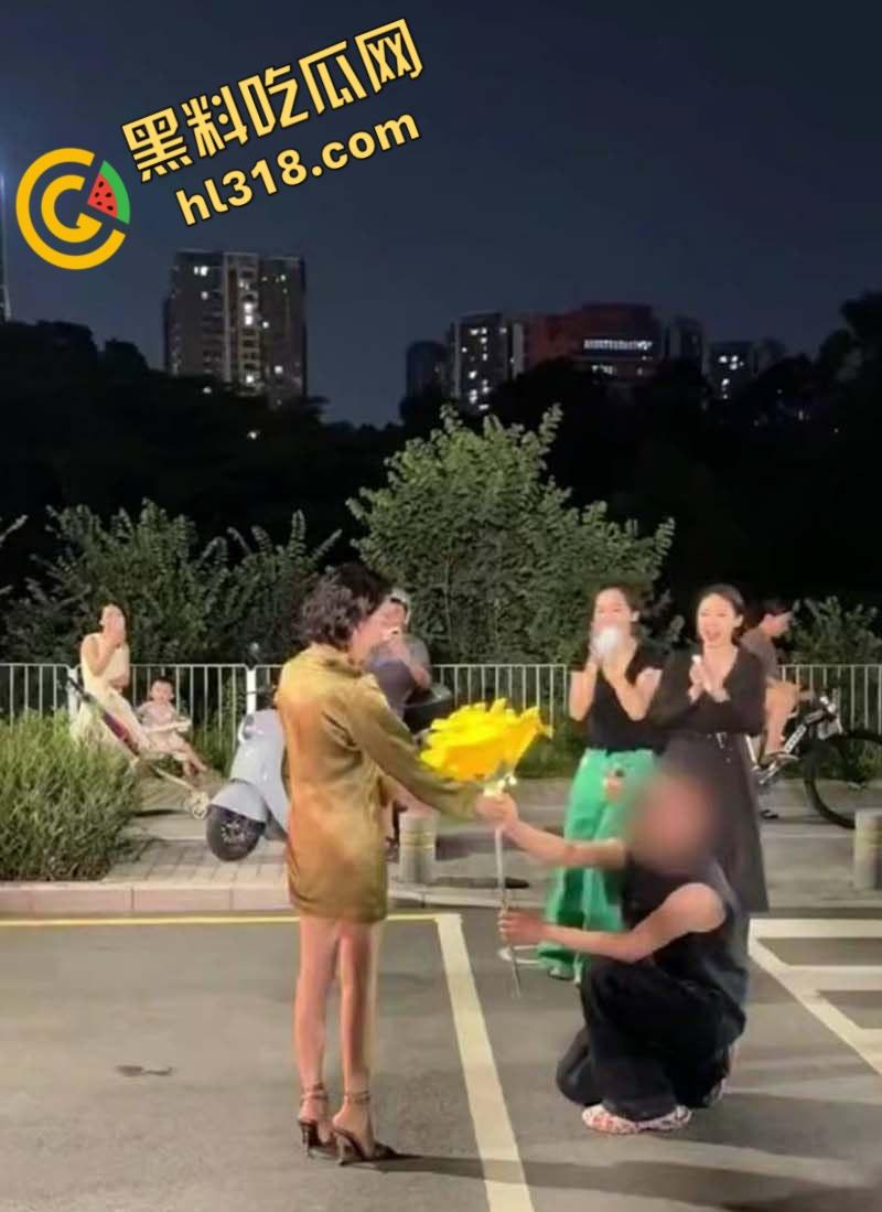 深圳南山区苑南路，老牛吃嫩草求婚现场，送俩束超大鲜花，多大的屋子才能搁下这两个大玩意儿 !  第5张