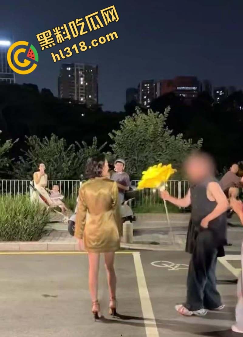 深圳南山区苑南路，老牛吃嫩草求婚现场，送俩束超大鲜花，多大的屋子才能搁下这两个大玩意儿 !  第6张