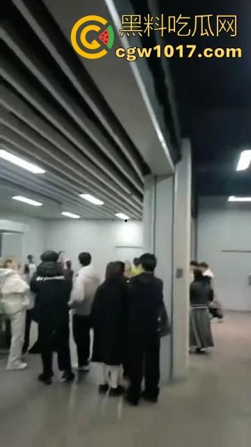 沈阳精神小妹约架群殴，两大帮派集结多人，相互开撕火拼，打得再狠点啊，把逼都扣爆她！  第3张