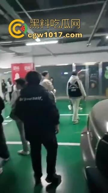 沈阳精神小妹约架群殴，两大帮派集结多人，相互开撕火拼，打得再狠点啊，把逼都扣爆她！  第4张